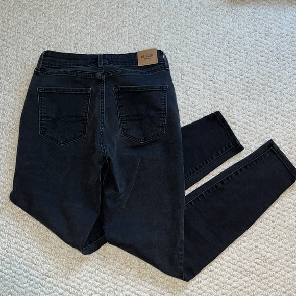 High Rise Skinny Levi’s Jeans - Picture 4 of 4